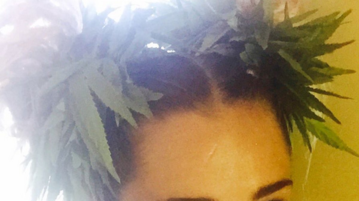 Hon har blommor i sitt hår...nej, vi menar marijuanablad. 